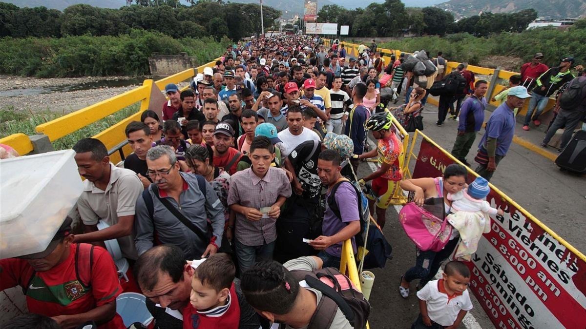 Ciudadanos venezolanos cruzan el puente internacional Simón Bolívar desde San Antonio del Tachira, en Venezuela, hacia Colombia, el 10 de febrero.-GEORGE CASTELLANOS