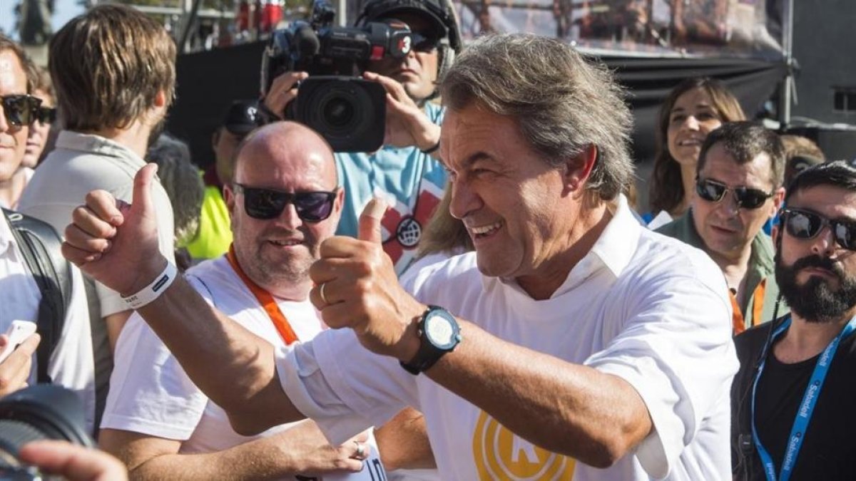 Artur Mas levanta los pulgares, en primera fila, en la manifestación del pasado 11 de septiembre en Barcelona.-JORDI COTRINA
