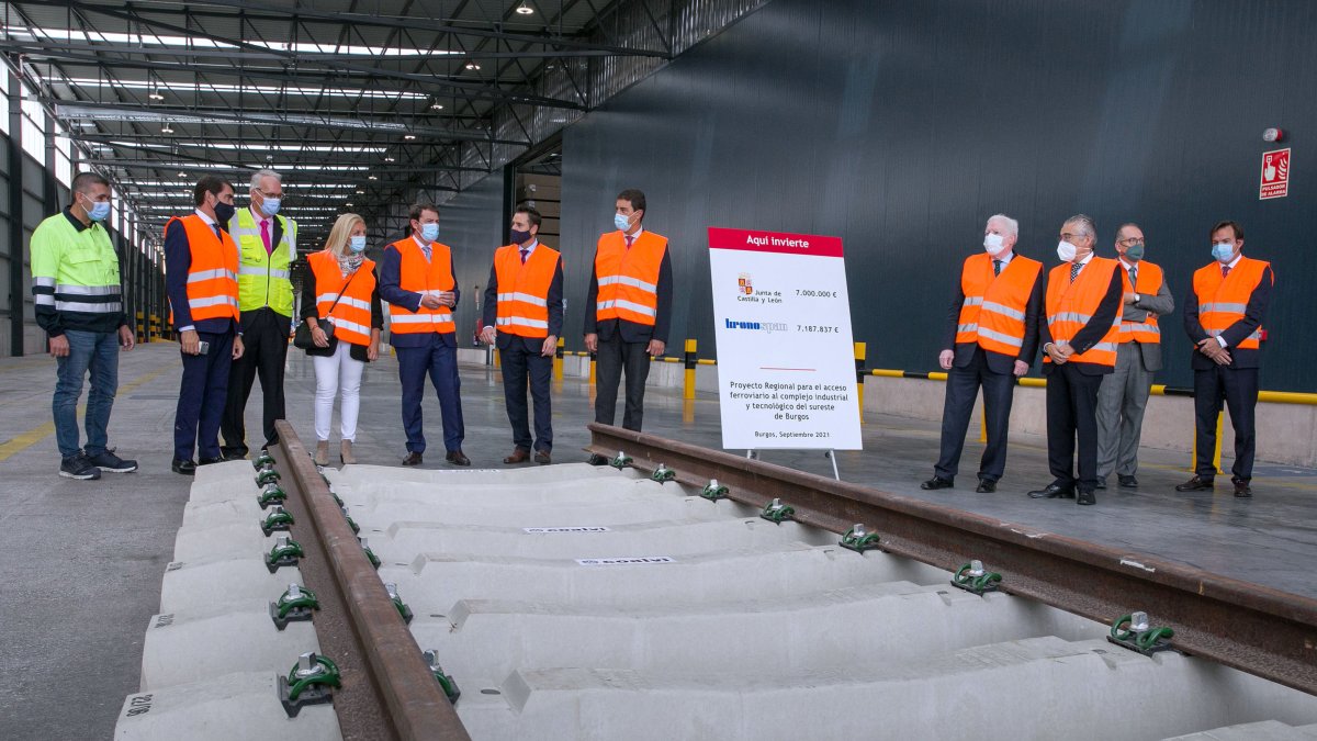 Mañueco, durante su visita a las obras del ramal de Kronospan. TOMÁS ALONSO