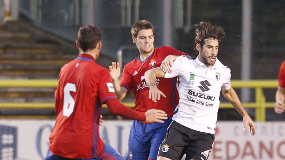 Andrés conduce el balón en el choque ante el Osasuna.-SANTI OTERO