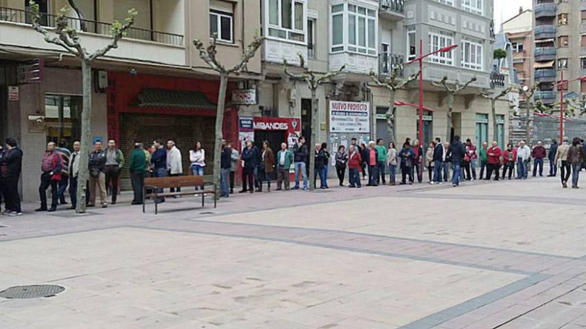 Imagen de los aficionados que hacen cola en las oficinas rojillas para sacar el abono de la próxima campaña.-JOSÉ ESTEBAN EGURROLA