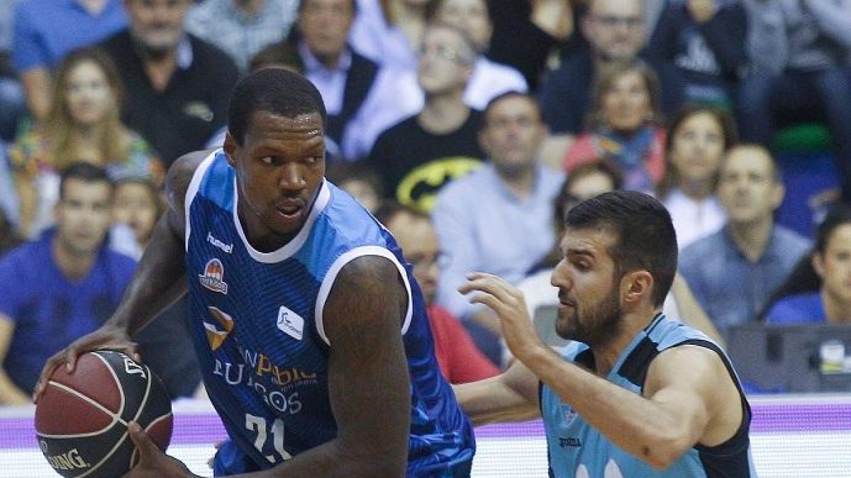 Thompson protege el balón en el partido de liga frente al Estudiantes.-SANTI OTERO
