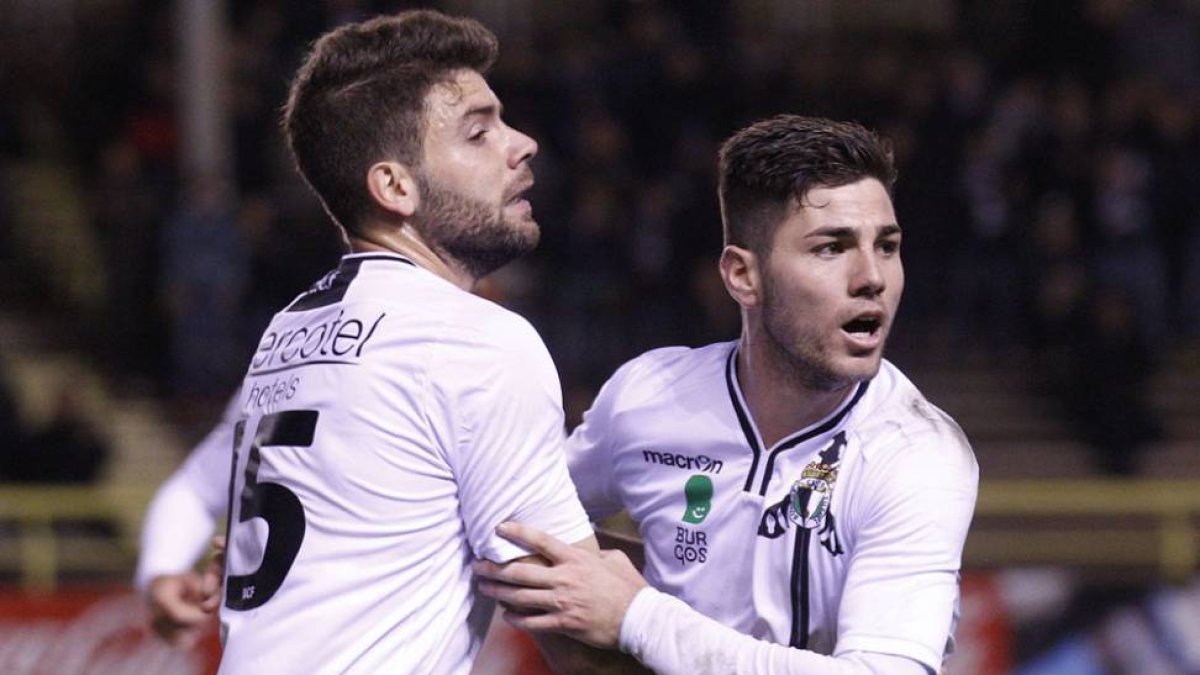 Cristian (centro) junto a Javi Hernández en la celebración del segundo gol.-SANTI OTERO