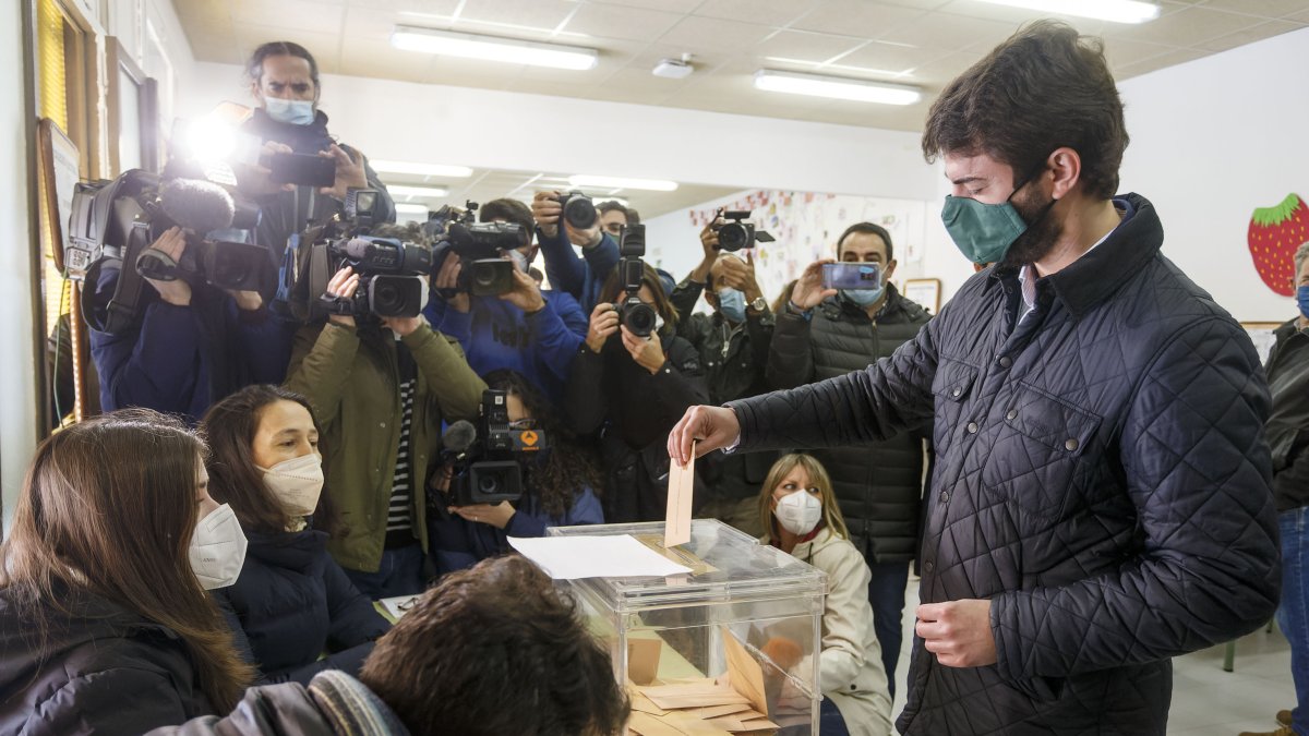 El candidato de Vox, Juan García-Gallardo, vota en su colegio electoral. SANTI OTERO