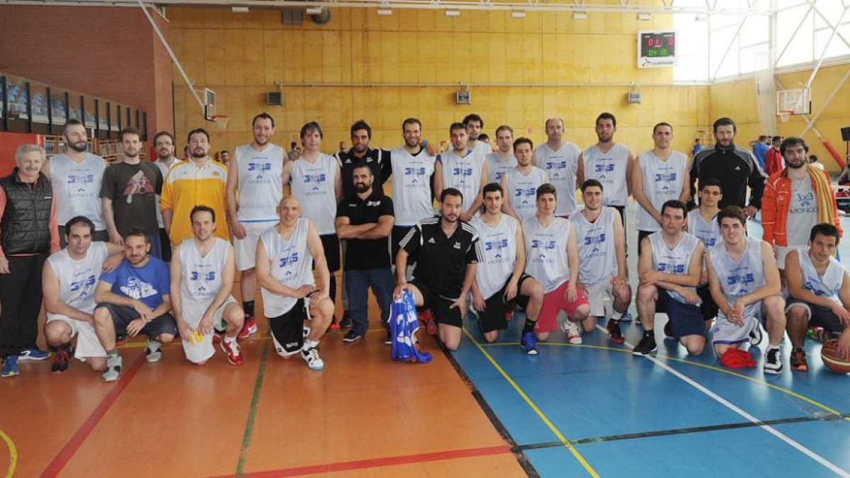 Una representación del baloncesto burgalés posa en un cambio de turno.-ISRAEL L. MURILLO
