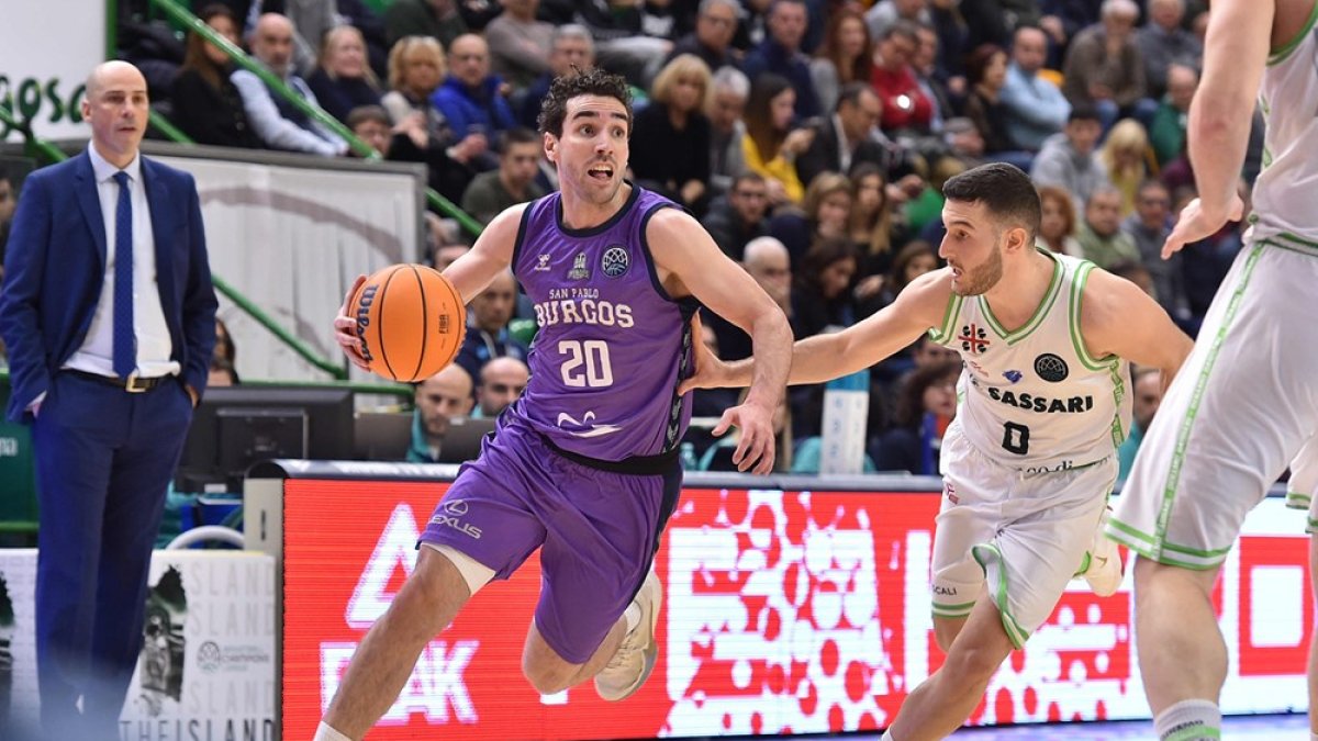 Bassas supera por velocidad a Spissu, ayer, en Sassari. FIBA