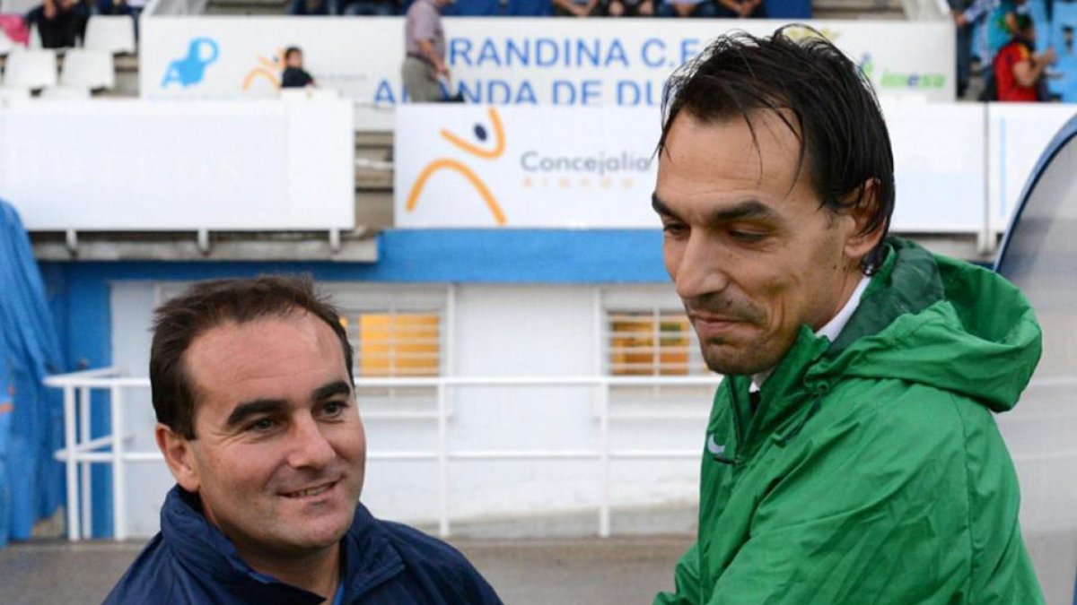 Javier Bermúdez saluda al entrenador del Racing de Ferrol.-ALBERTO CALVO