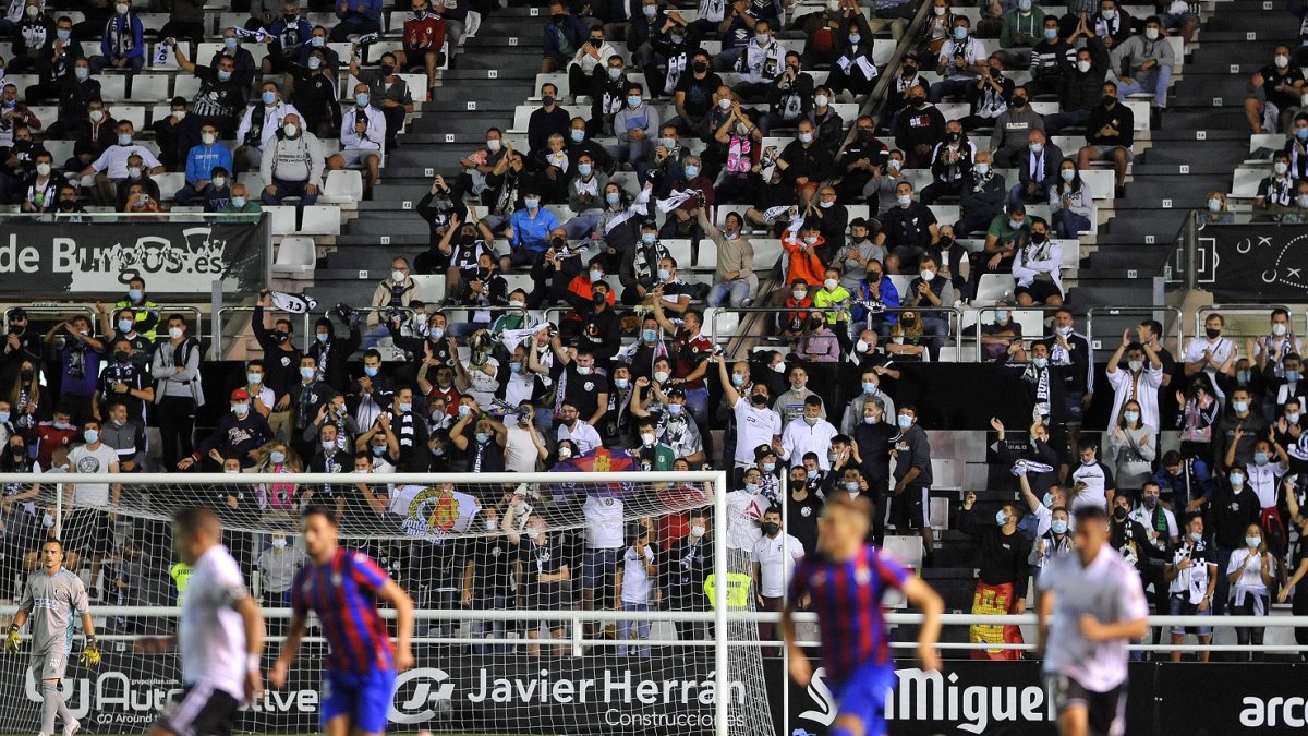 Ambiente de las gradas de El Plantío un día de partido. TOMÁS ALONSO