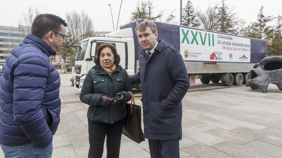 El diputado provincial Jorge Mínguez, la presidenta del Amigos del Pueblo Saharahui y el alcalde, Javier Lacalle, junto a la caravana.-SANTI OTERO