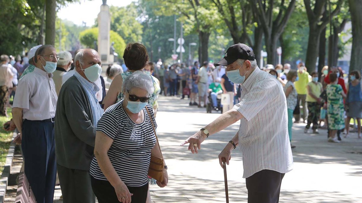 Los mayores de 65 años acudieron de forma masiva a recoger la mascarilla reutilizable. RAÚL G. OCHOA