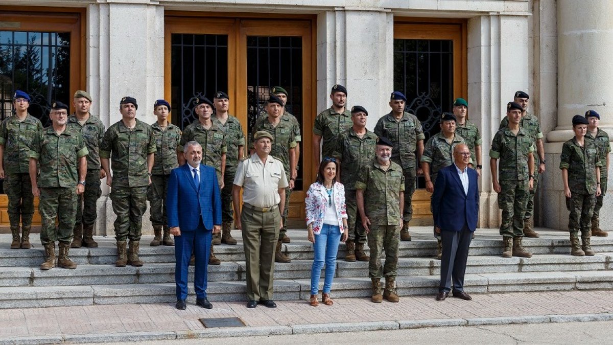 La ministra de Defensa, Margarita Robles, posa para una foto de familia en el Cuartel General de la División San Marcial, en Burgos. SANTI OTERO