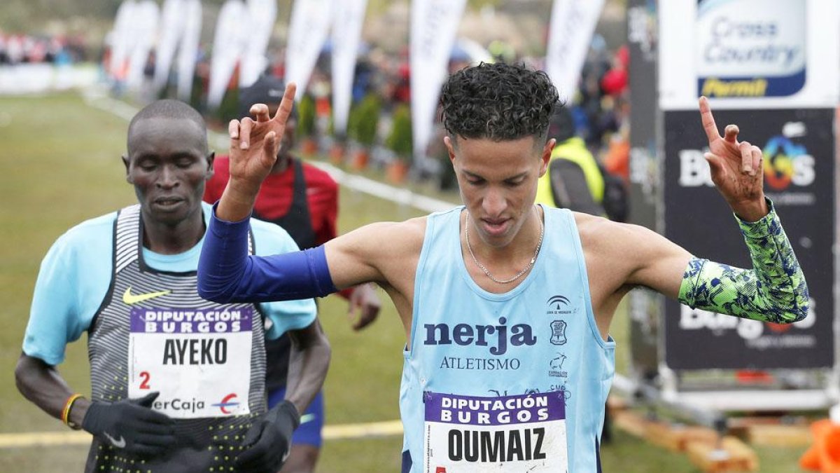 Ouassim Oumaiz celebra el triunfo tras cruzar la línea de meta en el Cross de Atapuerca.-SANTI OTERO