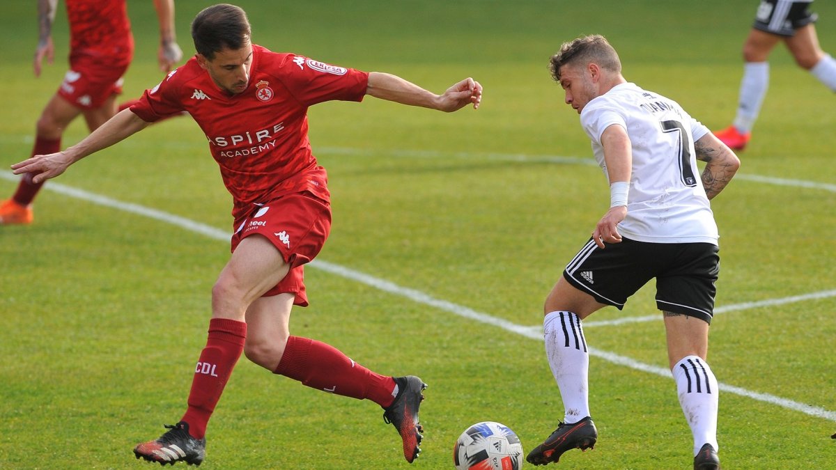 Juanma recorta a su par en el Burgos CF-CulturalLeonesa. TOMÁS ALONSO