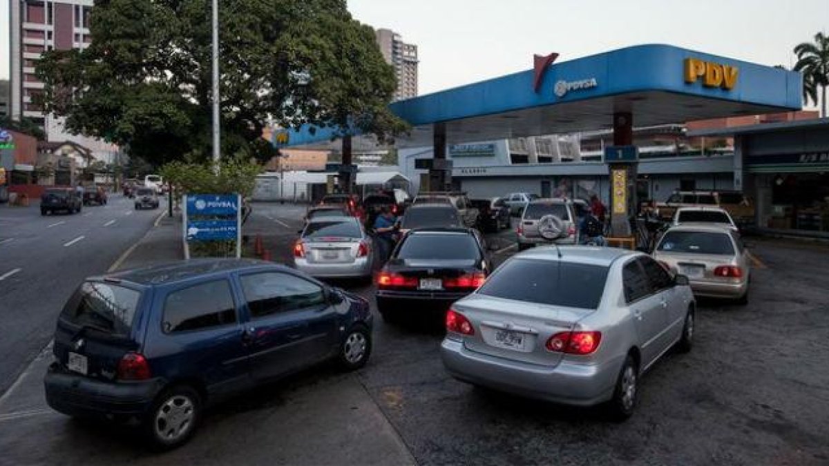 Vehículos hacen cola para abastecerse de gasolina, en una estación de servicio de Caracas, el 17 de febrero.-EFE / MIGUEL GUTIERREZ