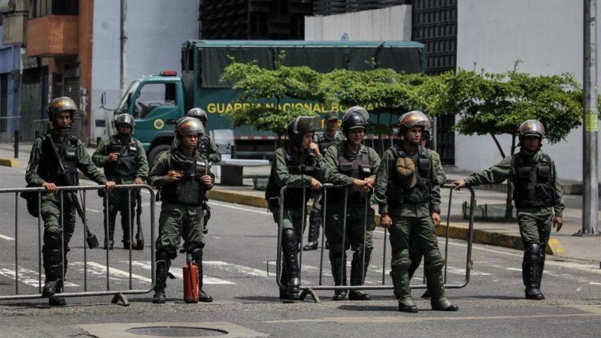 Efectivos de la Guardia Nacional en Caracas.-EFE / MIGUEL GUTIERREZ
