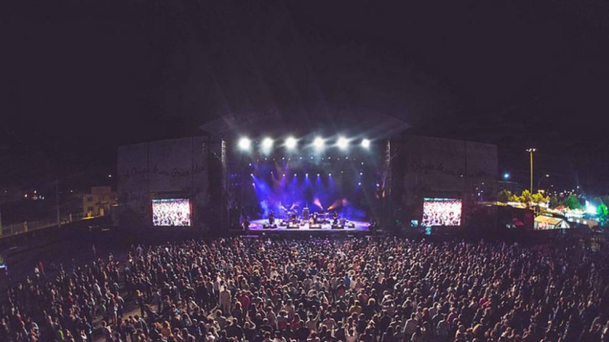 La capital ribereña cambia su fisonomía durante los días del Sonorama, que recibe a miles de personas por la noche (también de día).-Diego Santamaría