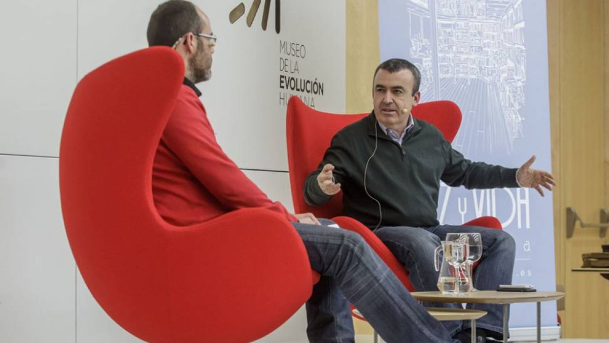 El escritor Leandro Pérez (i.) acompañó a Lorenzo Silva en su cita con los lectores en el MEH.-Santi Otero