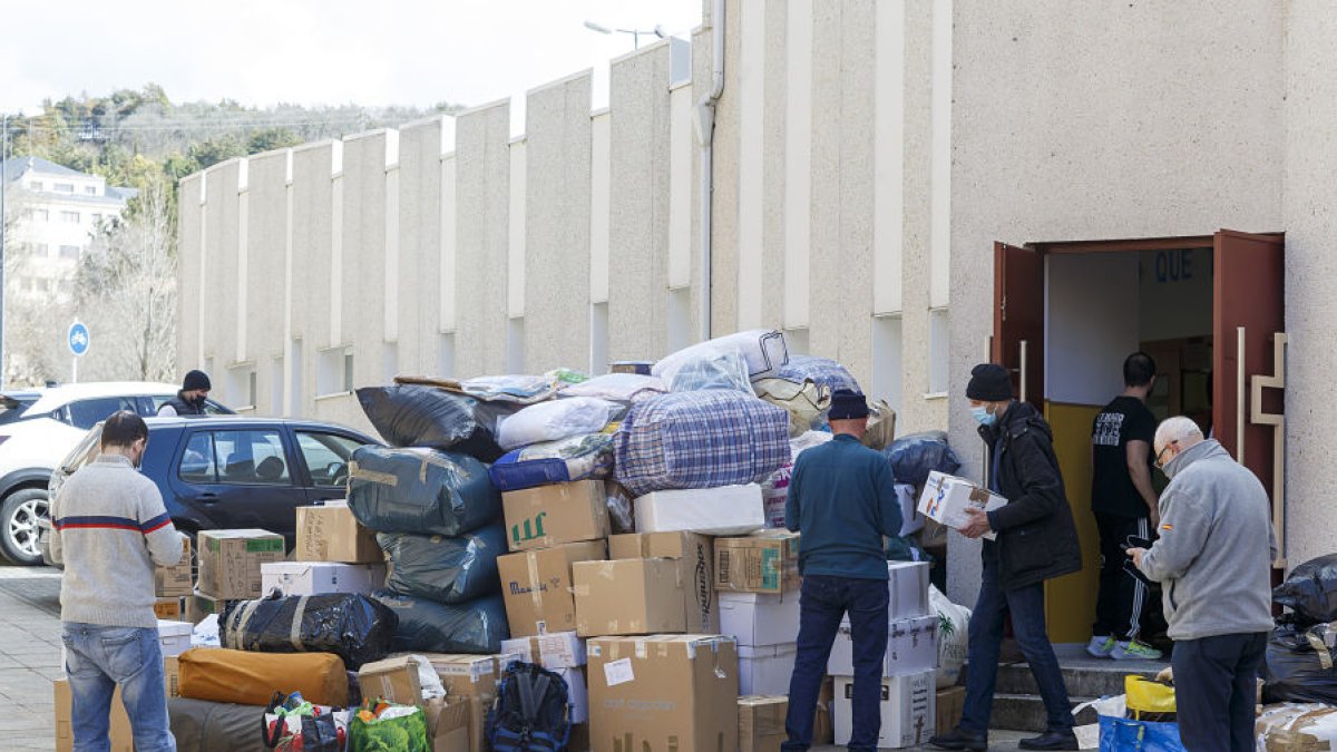 Traslado de donaciones para Ucrania desde la parroquia de Fuentecillas a una nave. SANTI OTERO