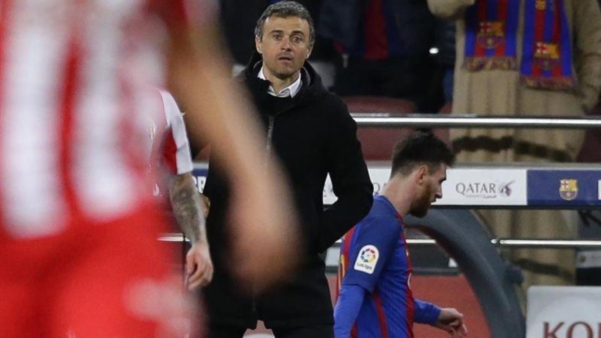 Luis Enrique, con Messi detrás después de ser sustituido, en el partido de este miércoles ante el Sporting.-AP / MANU FERNÁNDEZ