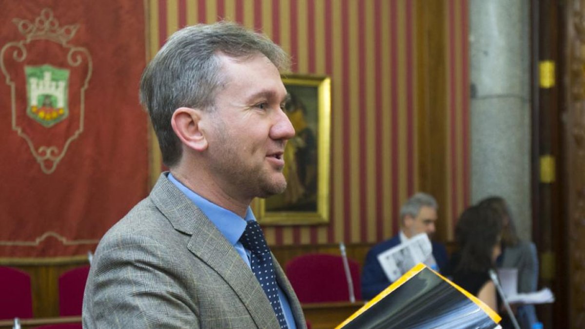 El alcalde, Javier Lacalle, ayer, al inicio del Pleno municipal.-RAÚL G. OCHOA