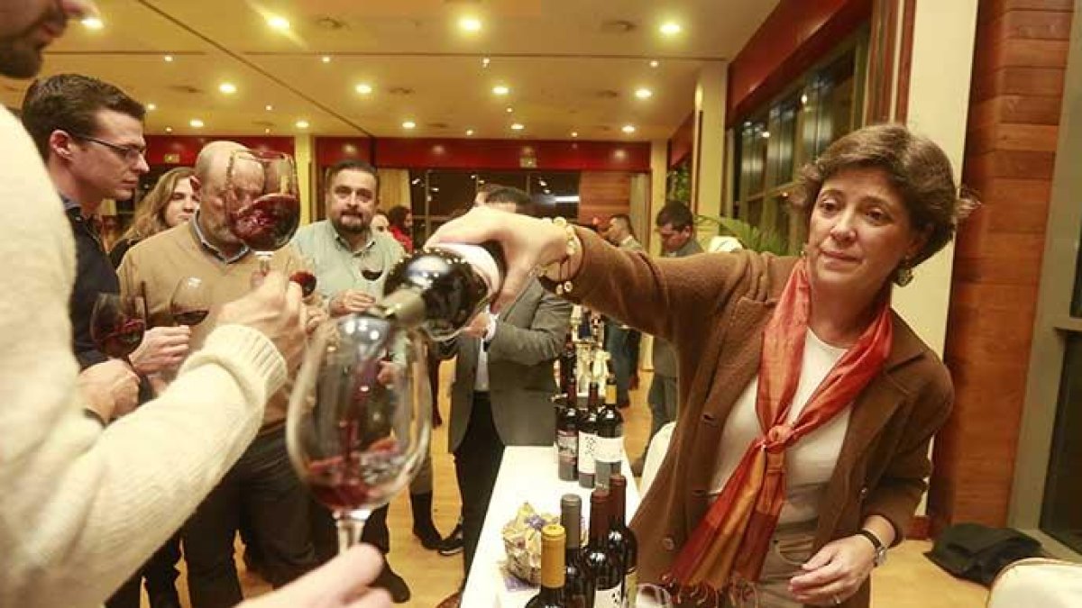 Los asistentes pudieron participar en la degustación de vinos de Ribera del Duero.-RAÚL G. OCHOA