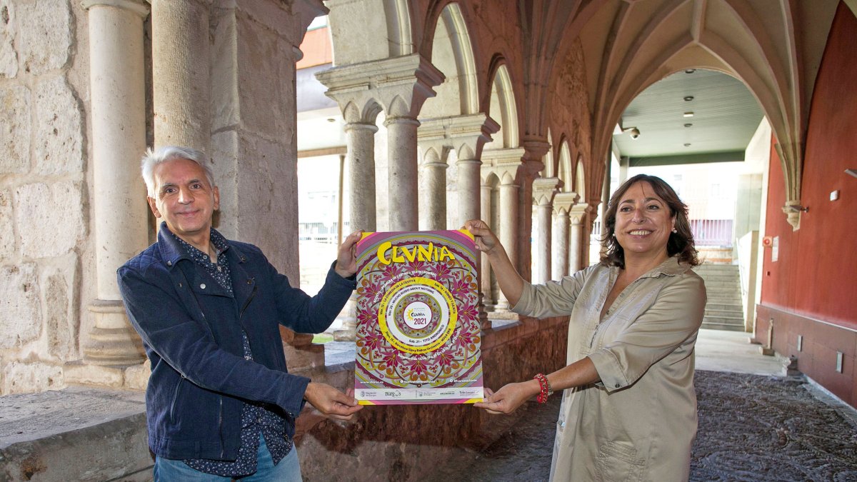 Miguel Ángel Vieira, programador cultural del festival y Raquel Contreras, diputada de Educación y Cultura, posando con el cartel del festival.