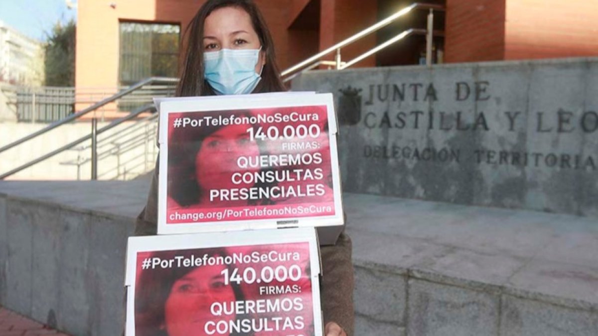 Lydia, hermana de Sonia Sainz-Maza, ante la Delegación Territorial de la Junta en Burgos. ECB