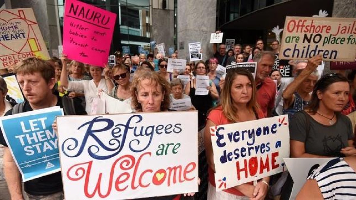 Manifestantes australianos reclaman en Brisbane que los refugiados enfermos no sean trasladados a la isla de Nauru.-EFE / DAN PELED