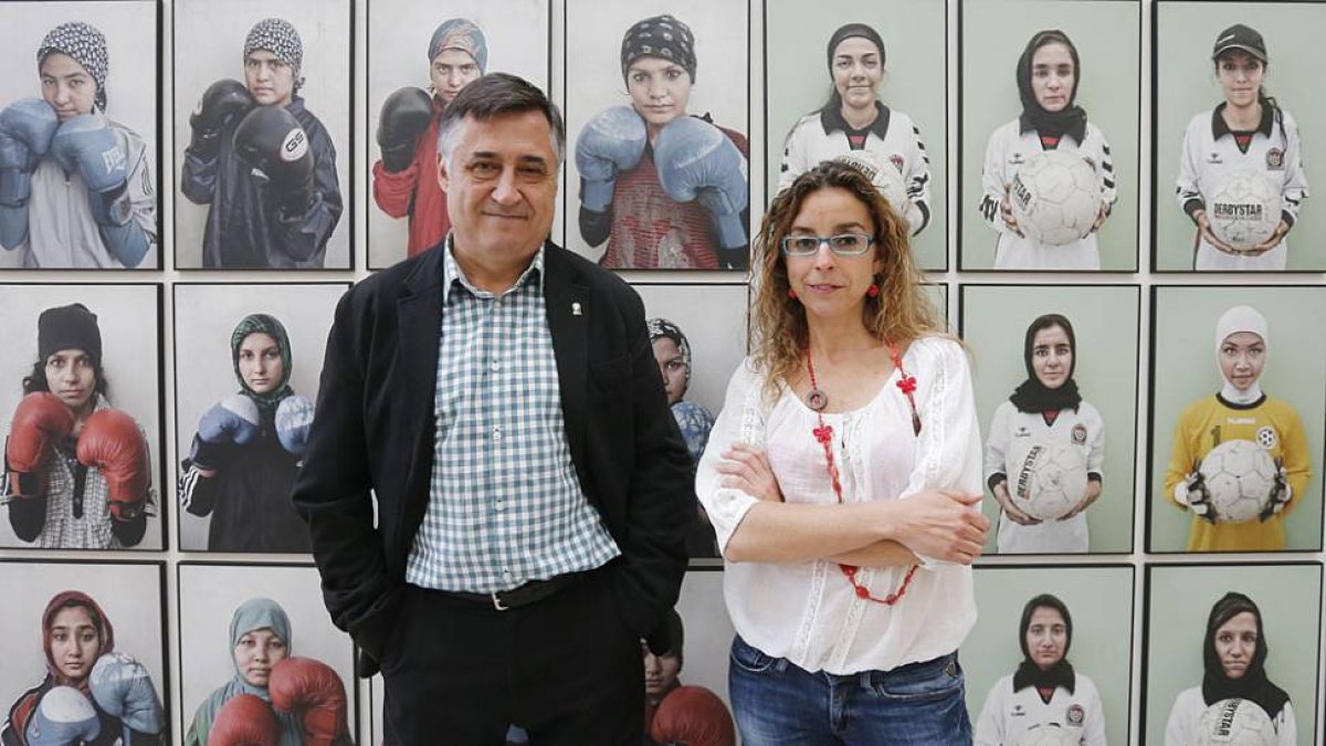 Gervasio Sánchez y Mónica Bernabé, delante de un mosaico de mujeres futbolistas y boxeadoras, que tampoco están libres de la opresión.-Raúl Ochoa