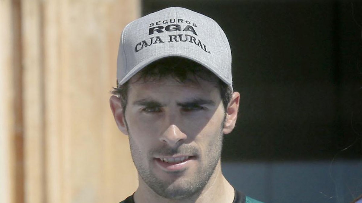 JonAberasturi en el podio tras vencer la etapa.-SANTI OTERO