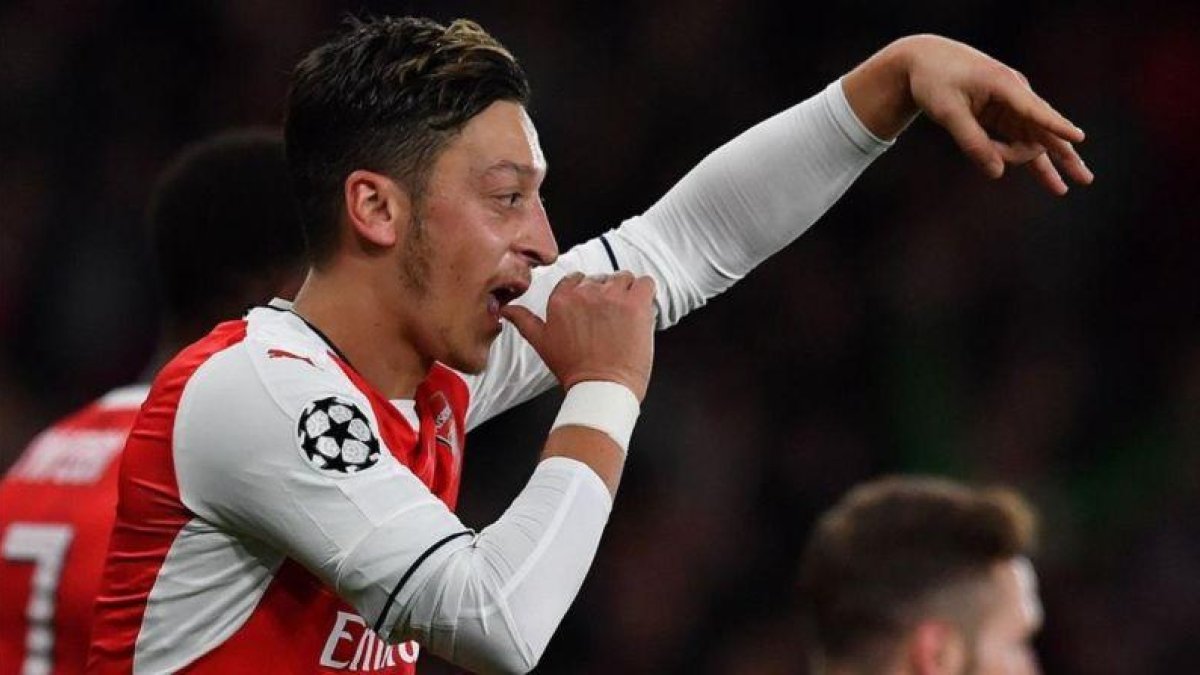 Ozil celebra un gol con el Arsenal.-AFP / BEN STANSALL