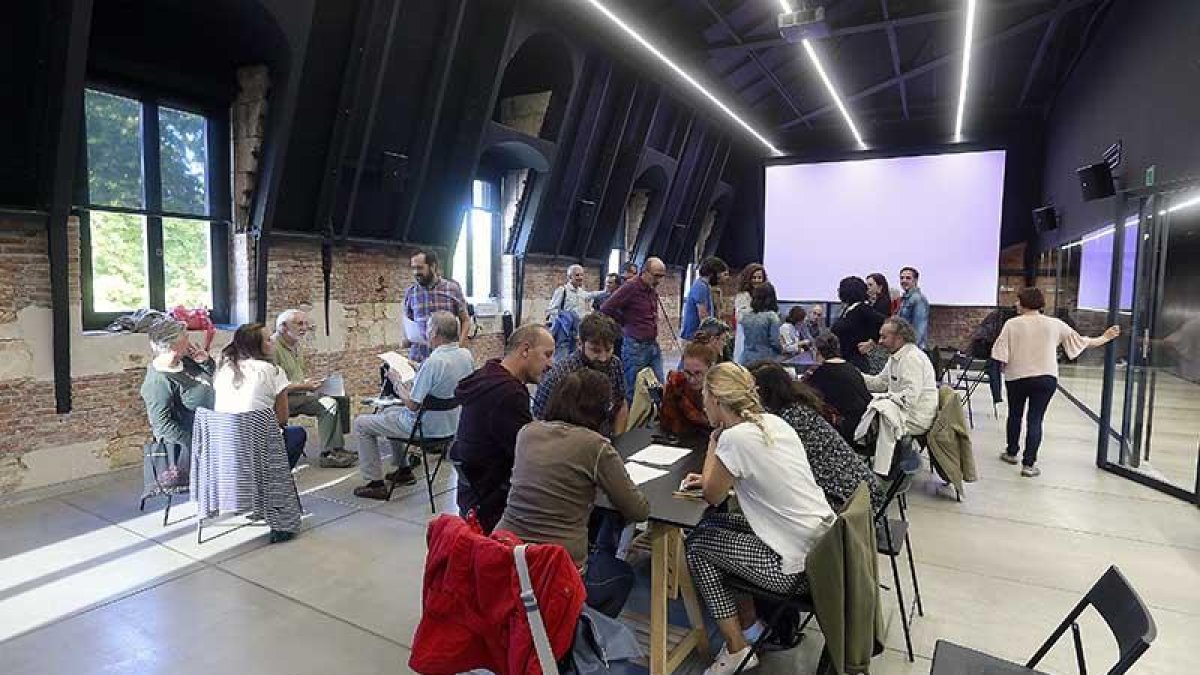 La vieja estación de tren albergó la primera reunión de esta propuesta enmarcada en el III Foro de la Cultura que se alargará hasta primavera.-Raúl Ochoa