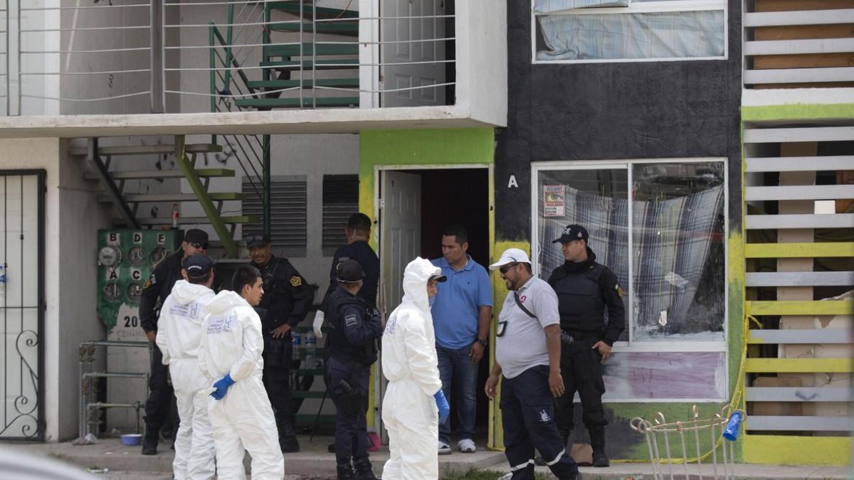 Peritos forenses en la vivienda donde fueron hallados 10 cadáveres en el municipio de Tlajomulco, Jalisco (México).-FRANCISCO GUASCO (EFE)