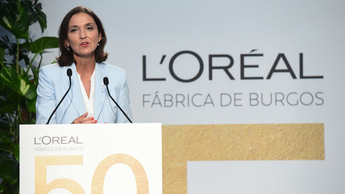 La ministra de Industria, Comercio y Turismo, Reyes Maroto, clausura los actos del 50 Aniversario de la fábrica de L'oréall en Burgos. ICAL