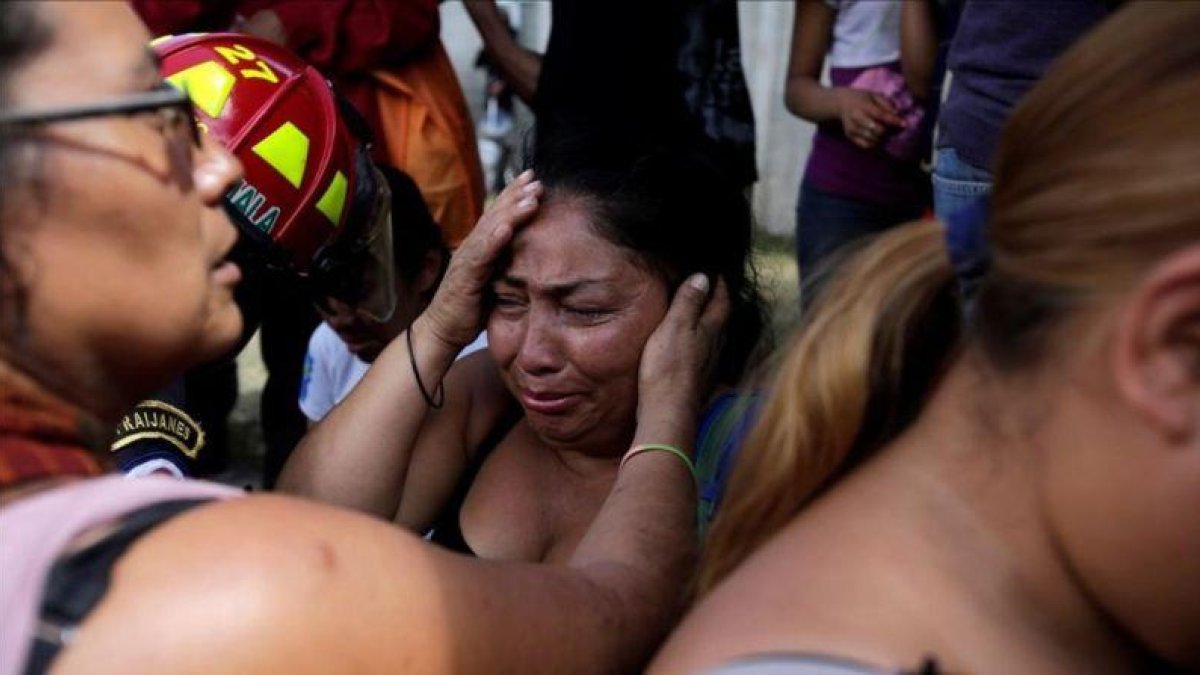 Los familiares de los menores fallecidos esperan ansiosos en el refugio de Virgen de la Asunción.-SAUL MARTINEZ