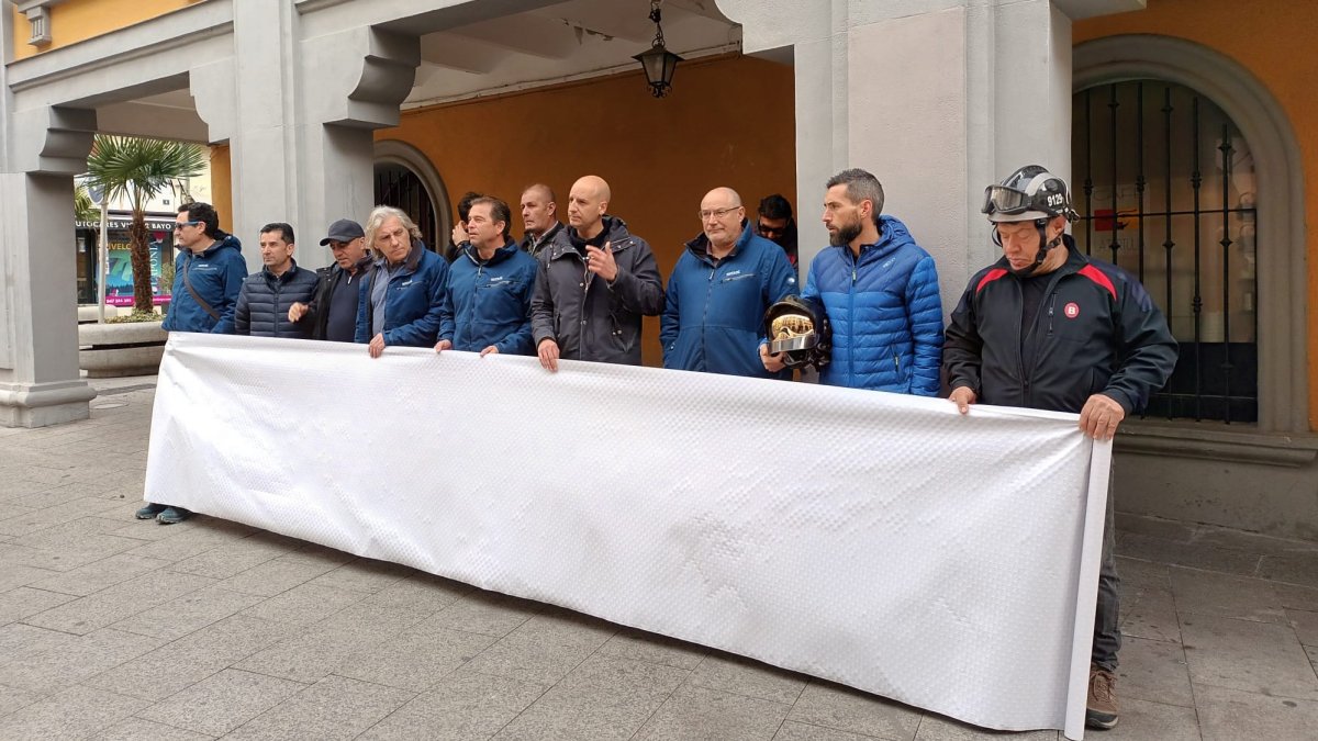 Crisis de los bomberos. Hoy no había pancartas ante el temor de más despidos