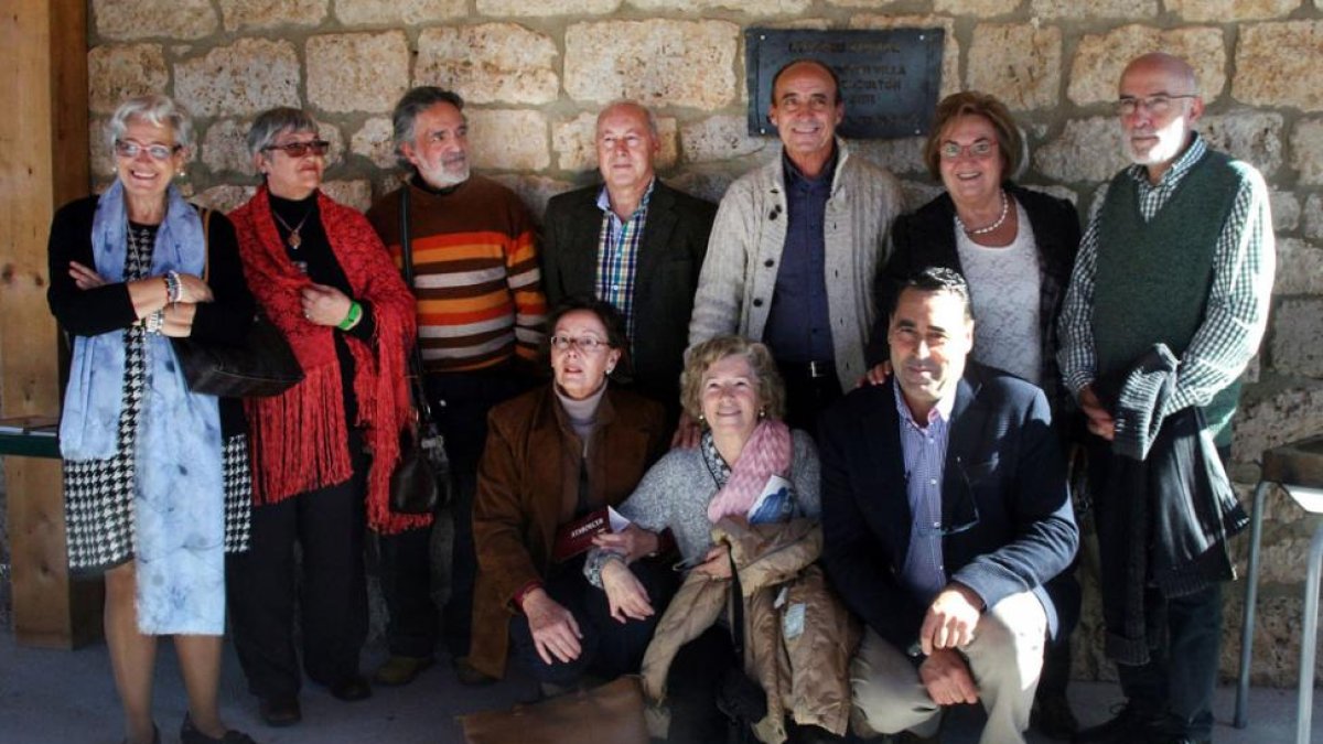 El alcalde del municipio y la viuda del artista junto a amigos escultores de Villa durante su etapa en Renault.-ANA R