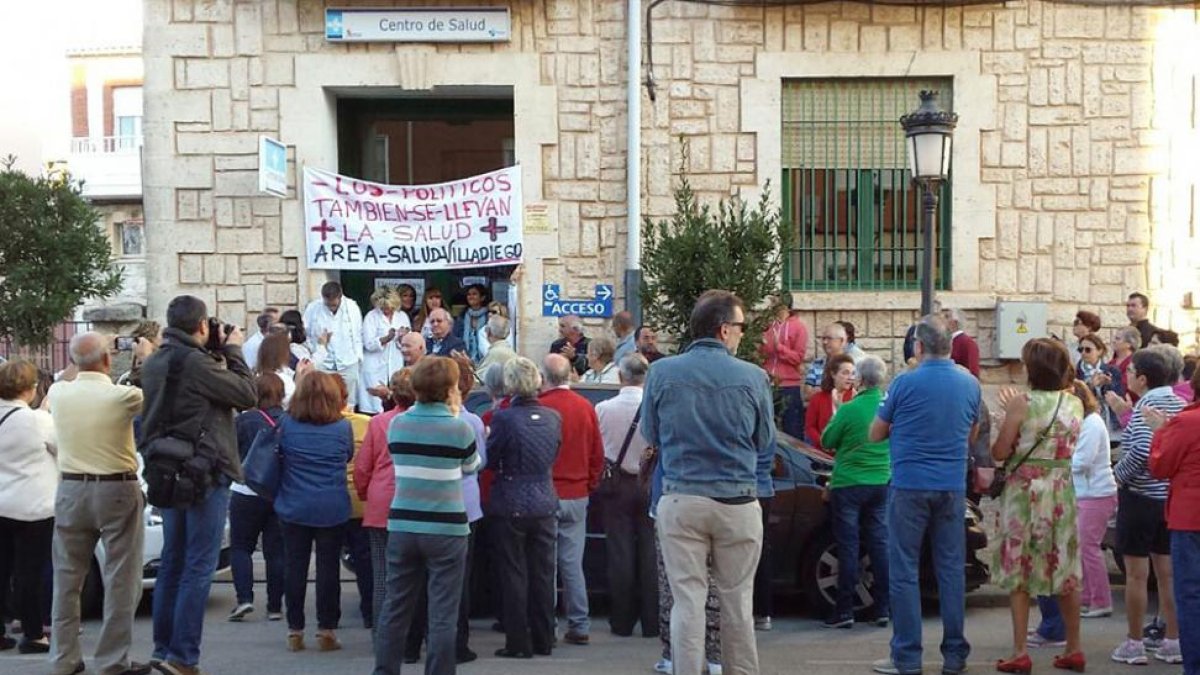 La concentración tuvo lugar en el centro de salud de Villadiego, donde también se celebró la reunión informativa de la gerente, profesionales médicos y alcaldes.-ECB