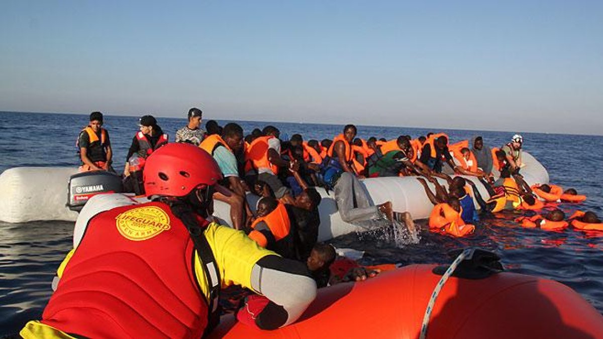 Rescate de inmigrantes en patera frente a la costa del Libia.-JAVIER TRIANA