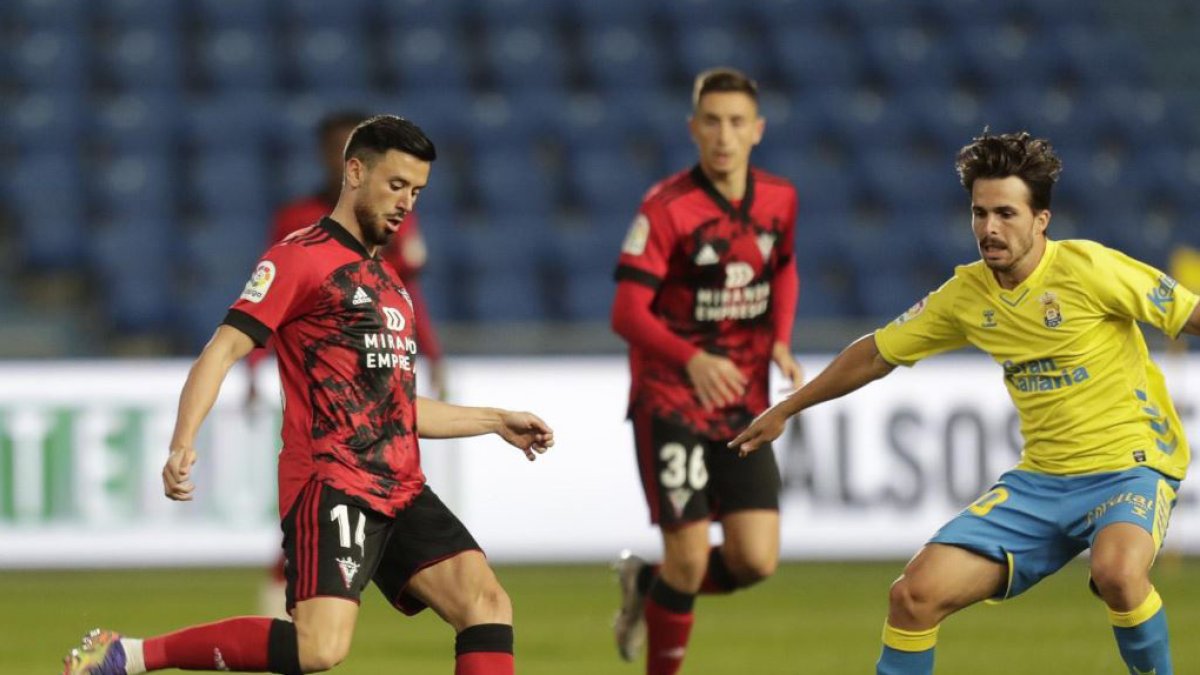 Javi Muñoz golpea un balón en el choque de ayer contra la UD Las Palmas en el estadio Gran Canaria. LA LIGA