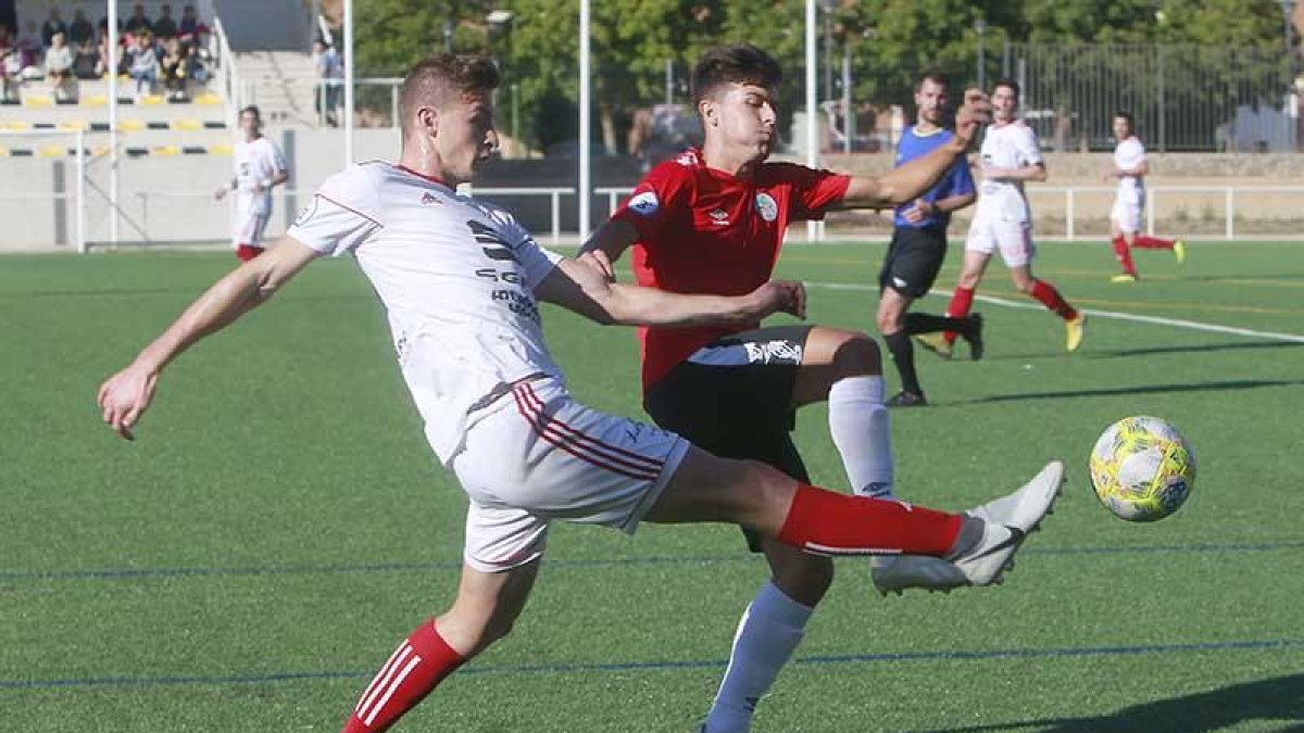Pío pugna por un balón con un defensor del Salamanca B en el choque de ayer en San Amaro-Raúl G. Ochoa
