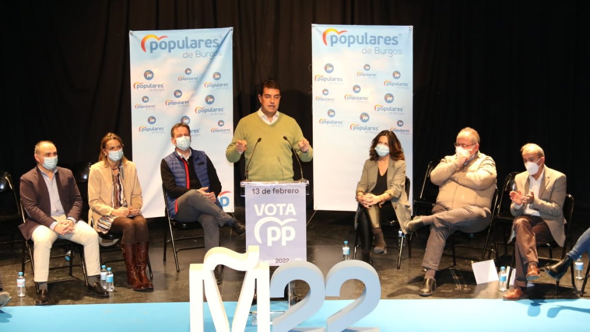 Ibáñez, en el centro, en el acto en Salas de los Infantes. ECB
