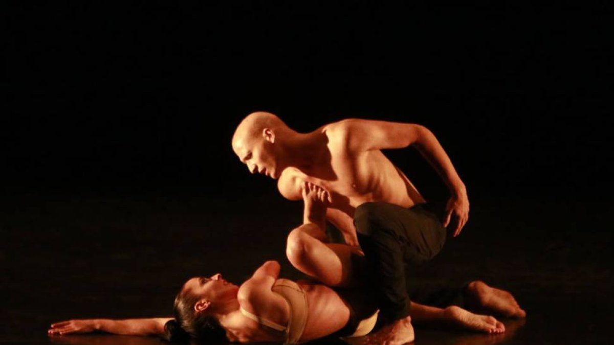 El coreógrafo húngaro Peter Agardi abrió la final de Danza Moderna en el Teatro Principal con ‘Absence’, que interpretó junto a la bailarina Diana Huertas.-Raúl Ochoa