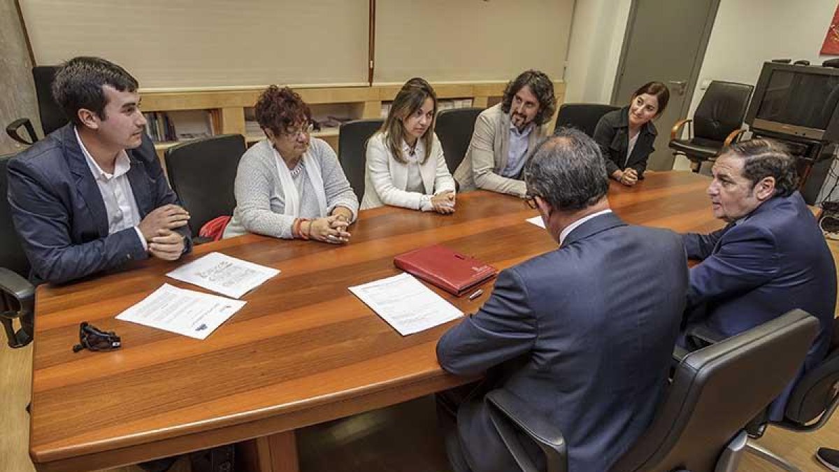 Imagen de la reunión del consejero de Sanidad con representantes de la plataforma sanitaria deLas Merindades.-SANTI OTERO