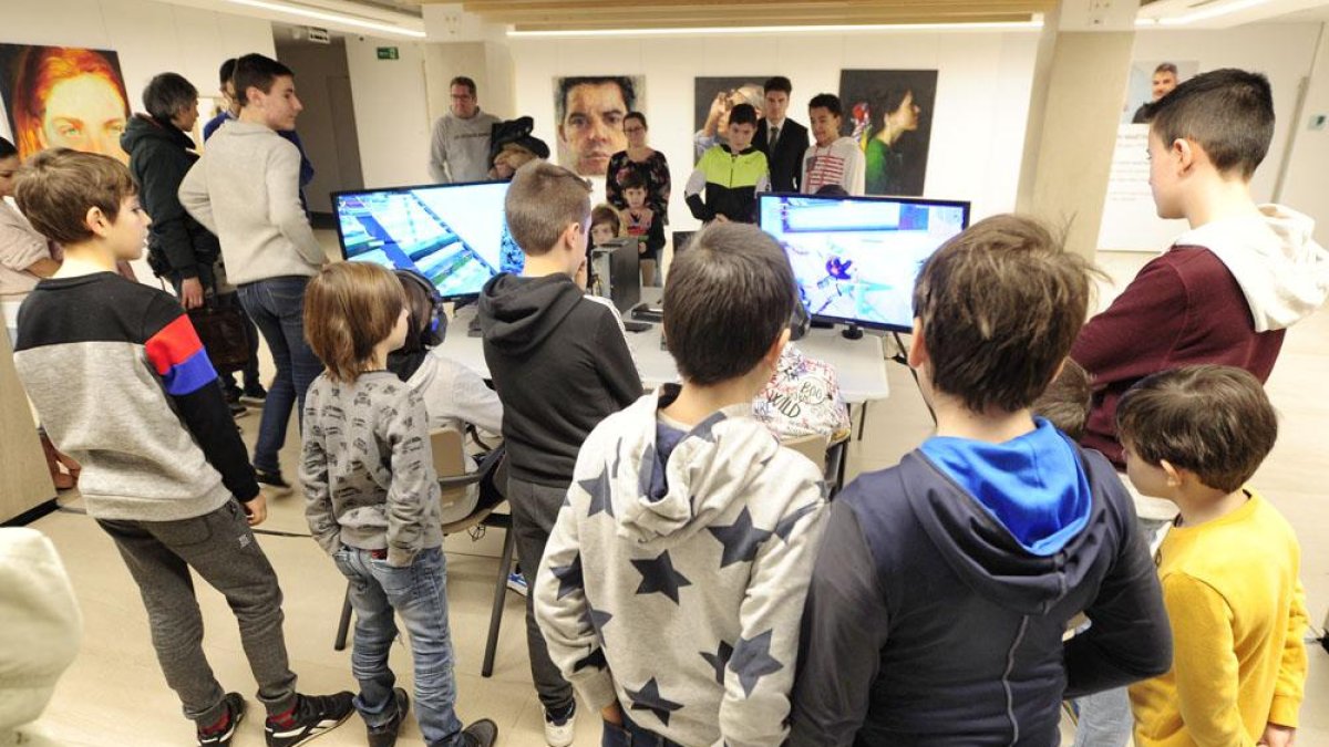 El torneo del videojuego Fortnite se realiza en la sala de exposiciones de la Fundación Caja Rural de Burgos.-ISRAEL L. MURILLO