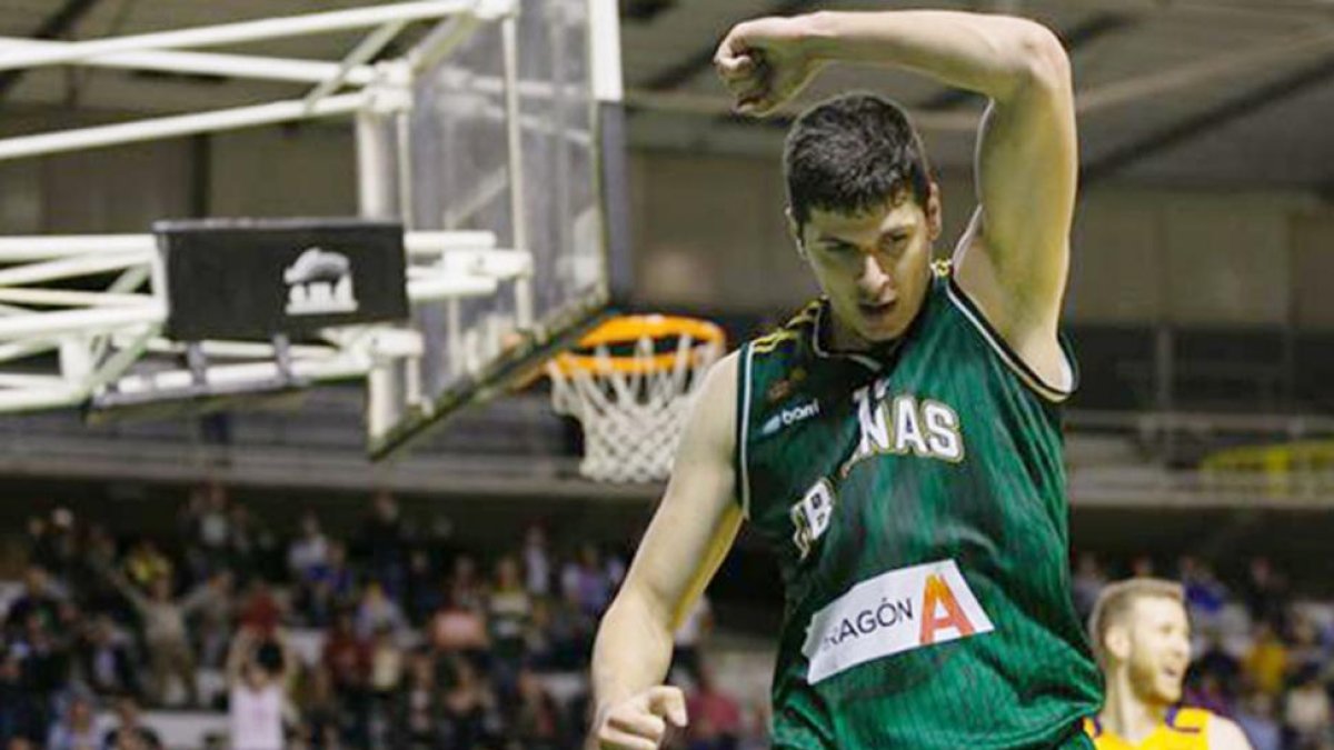 Goran Huskic con la camiseta del Peñas Huescas la pasada campaña.-