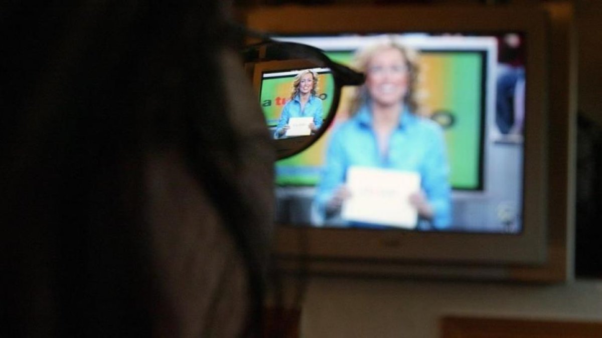 Imagen de un telespectador 'maduro' viendo un programa de televisión en su hogar.-JOSÉ RAMÓN LADRA