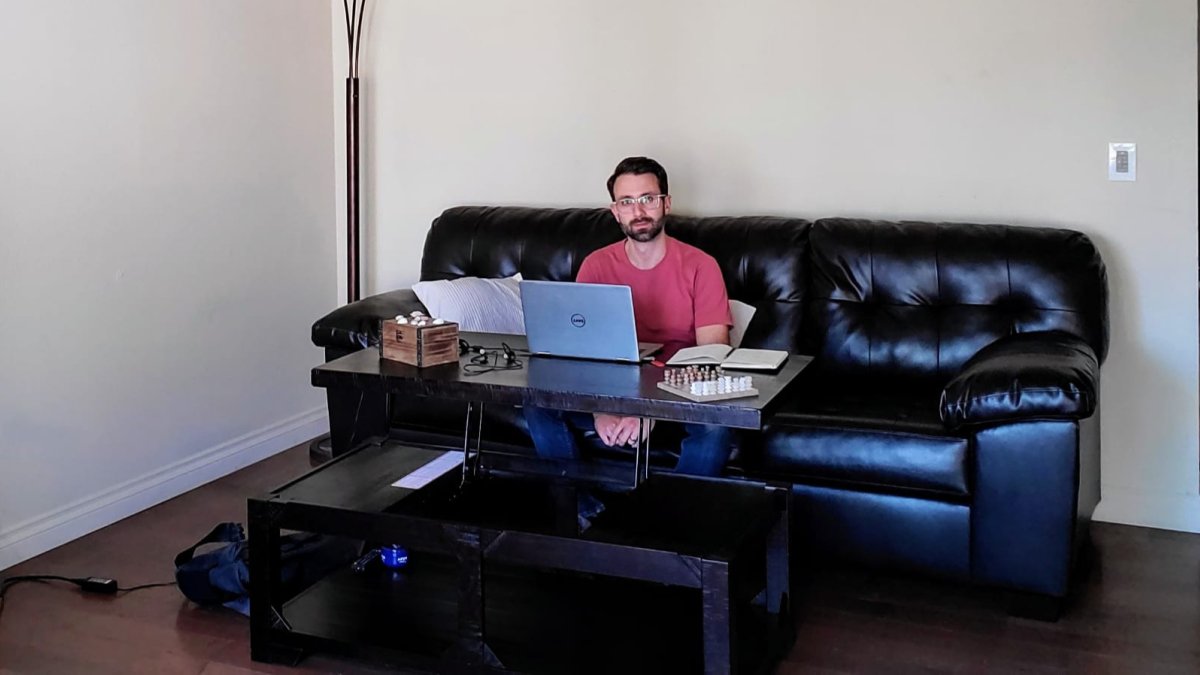 Marcos, burgalés afincado en California, trabaja desde casa debido a la crisis del coronavirus. / ECB