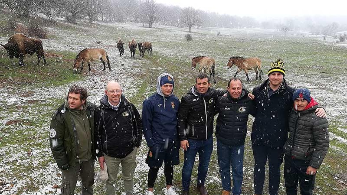 Los representantes del Aparejadores RC posan con Eduardo Cerdá en la reserva Paleolítico Vivo, ayer.-DIEGO ALMENDRES