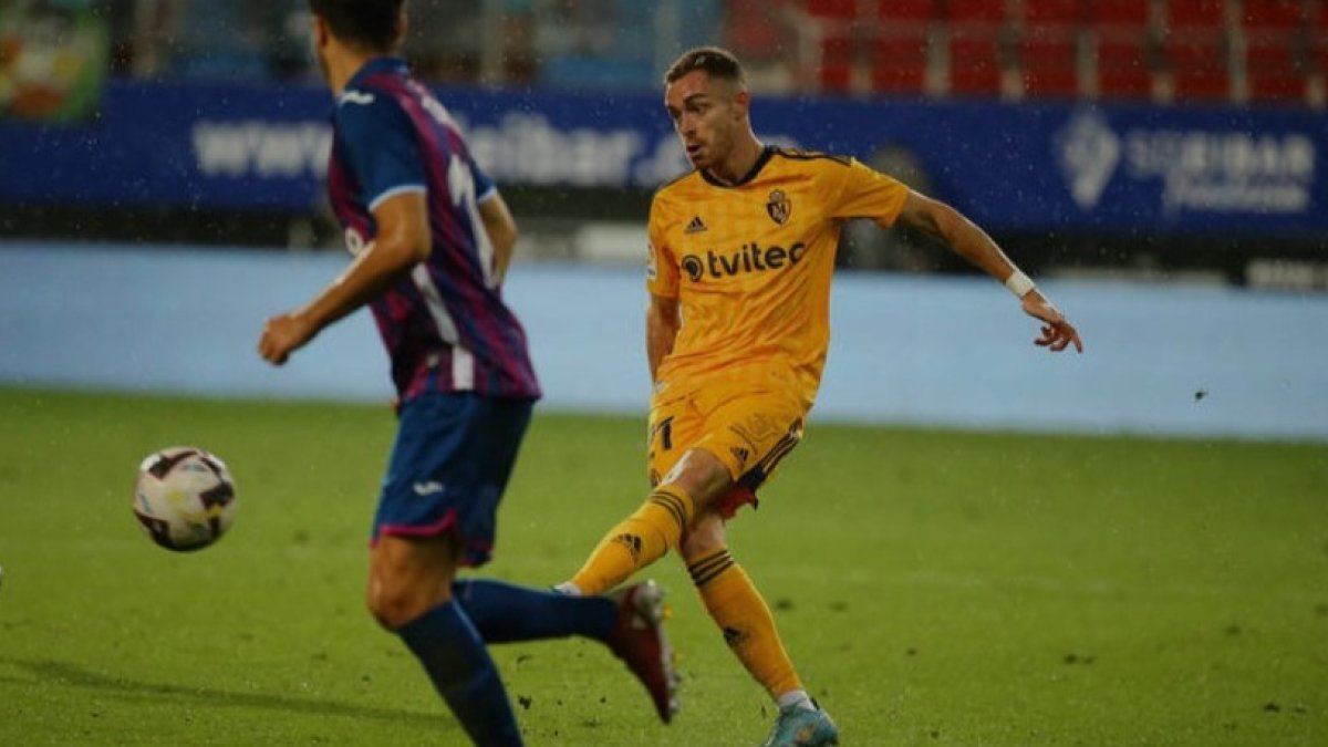 Juan Hernandez, de la SD Ponferradina. durante un partido de liga. L. DE LA MATADIARIO DE LEÓN